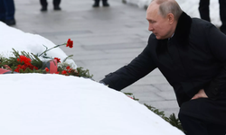 Putin, Leningrad Ablukası için çelenk bıraktı