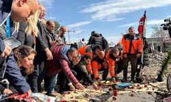 İsias Otel'in enkaz alanına karanfil bıraktılar