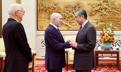 Wang Yi, ABD’li konukları kabul etti
