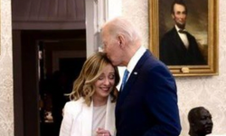 Biden, Meloni'nin saçlarından öptü