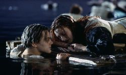 Titanic'te Rose'u hayatta tutan kapı rekor fiyata satıldı