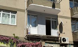 İstanbul'da 5 katlı binada balkon çöktü