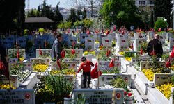 Edirnekapı Şehitliği'nde ziyaretçi yoğunluğu sürüyor