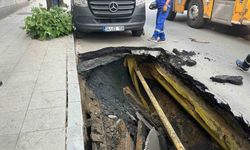 Şişli'de yol çöktü: Araçlar çukura düştü