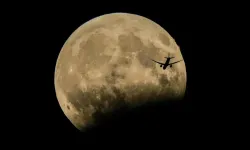 NASA görüntüledi: Ay'ın önünden geçen ‘gizemli cisim’