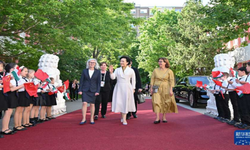 Peng Liyuan, Macarca ve Çince iki dilde eğitim veren okulu ziyaret etti
