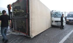 Karşı şeride geçen kamyonla minibüsün çarpıştı: 14 yaralı