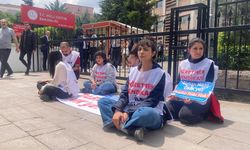 Özel sektör çalışanı öğretmenler Bakanlık önünde oturma eylemi başlattı