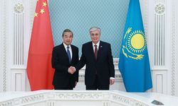Kazakistan Devlet Başkanı Tokayev Wang Yi'yi kabul etti