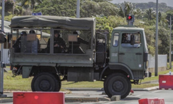 Fransa, Yeni Kaledonya'da havalimanı önüne ordu konuşlandırdı