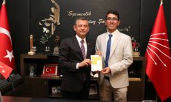 Filistinli İsa'nın Deniz Gezmiş'e hediye etmek istediği kitap yıllar sonra Özgür Özel’de