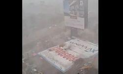 Hindistan'da dev reklam panosu devrildi: 8 ölü, 59 yaralı