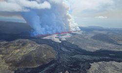 İzlanda'daki yanardağ lav püskürtmeye devam ediyor