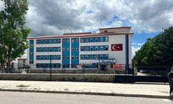 Kopya çekerken yakalanan öğrenci öğretmenini bıçakladı 