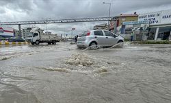 Van'da yollar göle döndü, iş yerlerini su bastı