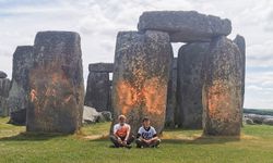 Stonehenge'de turuncu protesto: Çevreciler dikili taşları boyadı