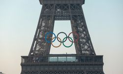 Paris 2024 hazırlığı: Olimpiyat halkaları Eyfel Kulesi'ne monte edildi