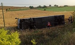 Yolcu otobüsü devrildi! Çok sayıda yaralı var