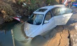 Bodrum'da içme suyu hattının patlamasıyla oluşan çukura otomobil düştü