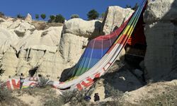 Kapadokya'da balon kayalıklara sıkıştı