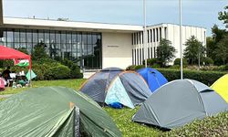 Berlin’de Filistin destekçisi öğrenciler, Hür Üniversitesi önünde kamp kurdu