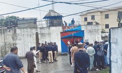Pakistan'da 19 mahkum hapishaneden kaçtı