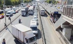 Beylikdüzü'nde kontrolden çıkan tır köprüye çarptı: D-100 Karayolu trafiğe kapatıldı