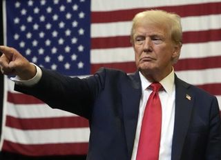 Trump’tan yeni tehdit: “İran yönetimi pes edecek, ardından Küba da düşecek”