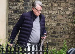 Starmer, Epstein uyarısına rağmen Mandelson’ı büyükelçi olarak atamış