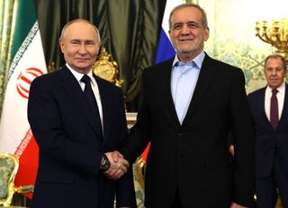 Putin’den Pezeşkiyan’a devrim mesajı: 'Rusya, İran’ın egemenliğini destekliyor'