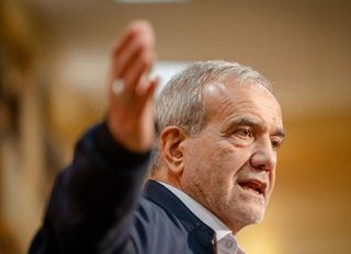 Pezeşkiyan: Hamaney suikastı Müslümanlara açık savaş ilanıdır