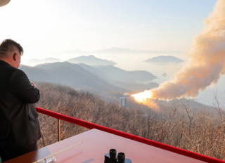 Kim Yong-un, füze motoru testini denetledi