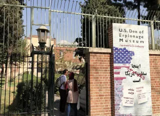 Tahran’da eski ABD büyükelçiliği vuruldu!