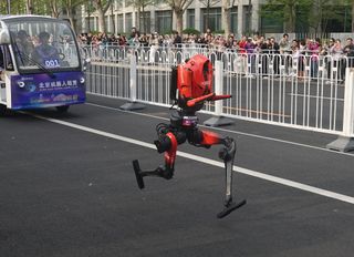 İnsansı robot yarı maratonda dünya rekoru kırdı!