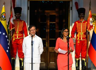 Petro, Venezuela'da Rodriguez ile görüştü!