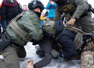 Trump, sivilleri öldüren göçmen polisi ICE’ın adını NICE yapıyor