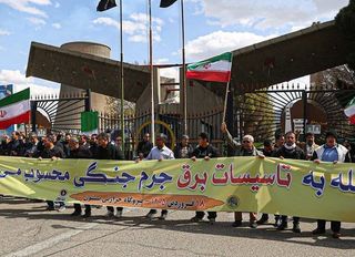 İranlılar, ABD tehditlerine karşı köprü ve santrallere "canlı kalkan" oldu