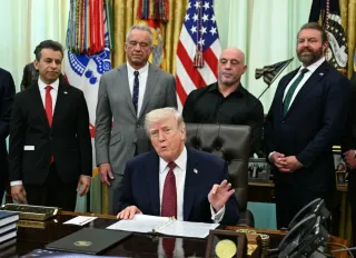 Hürmüz'ün kapatılmasının ardından Trump'tan ilk açıklama: Bize şantaj yapamazlar