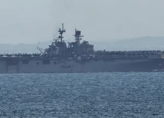 İran ABD'nin amfibi hücum gemisini vurdu: Gemi çekilmek zorunda kaldı