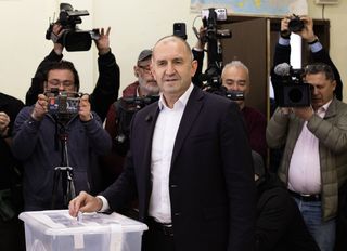 Bulgaristan’da seçimi eski Cumhurbaşkanı Radev kazandı