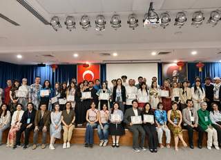 Yeditepe Üniversitesi’nde Çince rüzgarı: 5. Türkiye Üniversite Öğrencileri Çince Karaoke ve Şiir Yarışması Düzenlendi