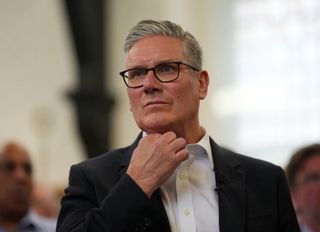 İngiltere’de aşırı sağ yükselişte: Starmer’a ağır darbe