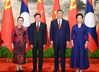 Xi, Laos Cumhurbaşkanı Thongloun ile bir araya geldi
