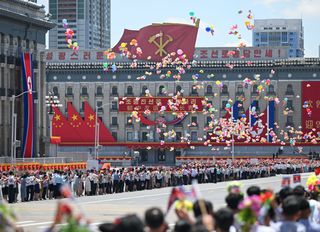 Xi Jinping Kuzey Kore'de görkemli törenle karşılandı