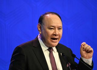 Çin, Filipinler Savunma Bakanı Teodoro’ya yaptırım uygulayacak