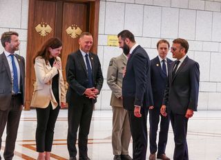Macron, Fransız şirketlerle Suriye'de: "Yatırım mı, yeni etki arayışı mı?"