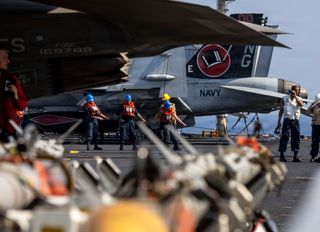 USS Abraham Lincoln'de koşullar kötü: "Akıl sağlıklarını kaybedebilirler"
