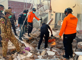 "Ateş Çemberi" ülkesi Endonezya 7,7 ile sarsıldı: Ölü ve yaralılar var