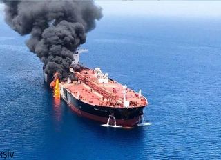 İran'dan kritik uyarı: Batan tankerlerden sızan petrol Basra Körfezi'ni zehirliyor
