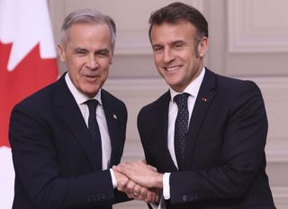 Trump’ın ABD bayrağıyla gösterdiği adada Macron-Carney görüşmesi
